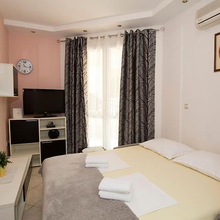 Apartman Roza โอมิช ภายนอก รูปภาพ