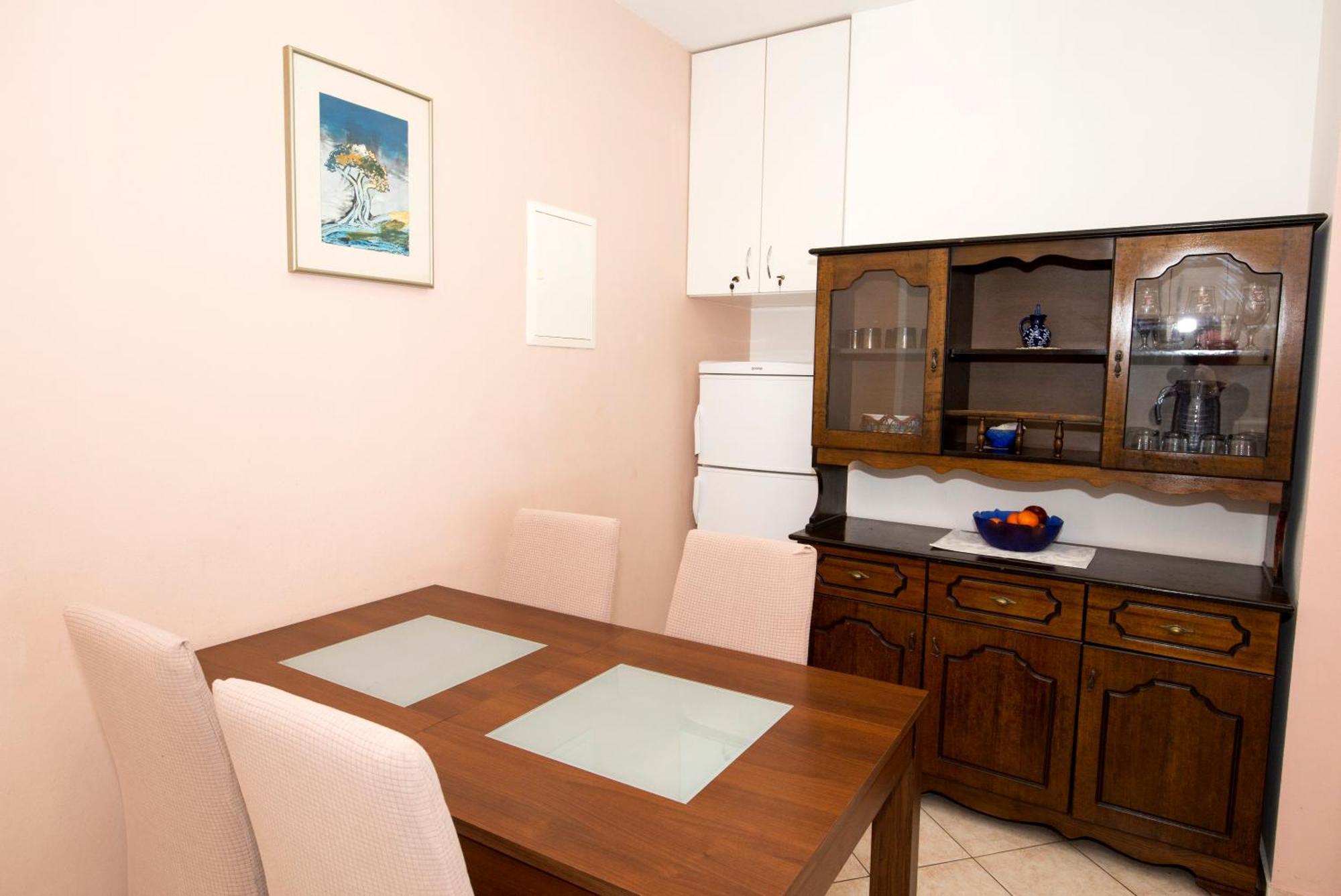Apartman Roza โอมิช ภายนอก รูปภาพ