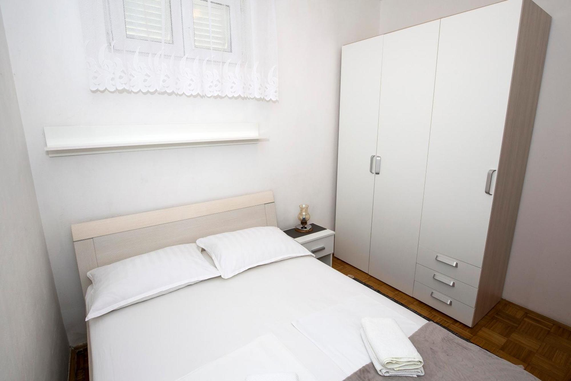 Apartman Roza โอมิช ภายนอก รูปภาพ