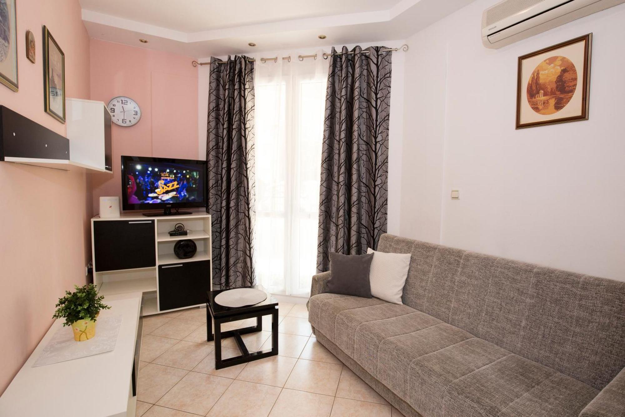 Apartman Roza โอมิช ภายนอก รูปภาพ