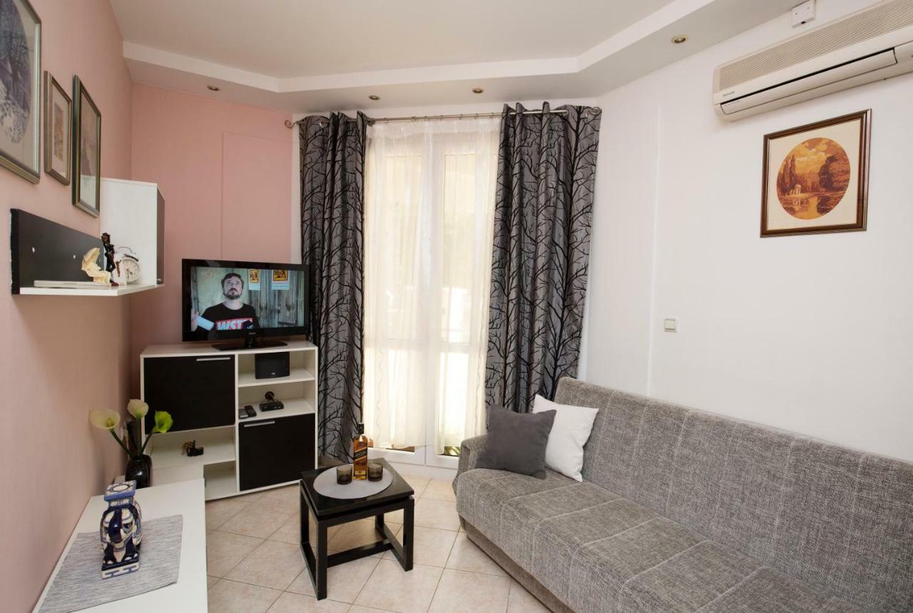 Apartman Roza โอมิช ภายนอก รูปภาพ