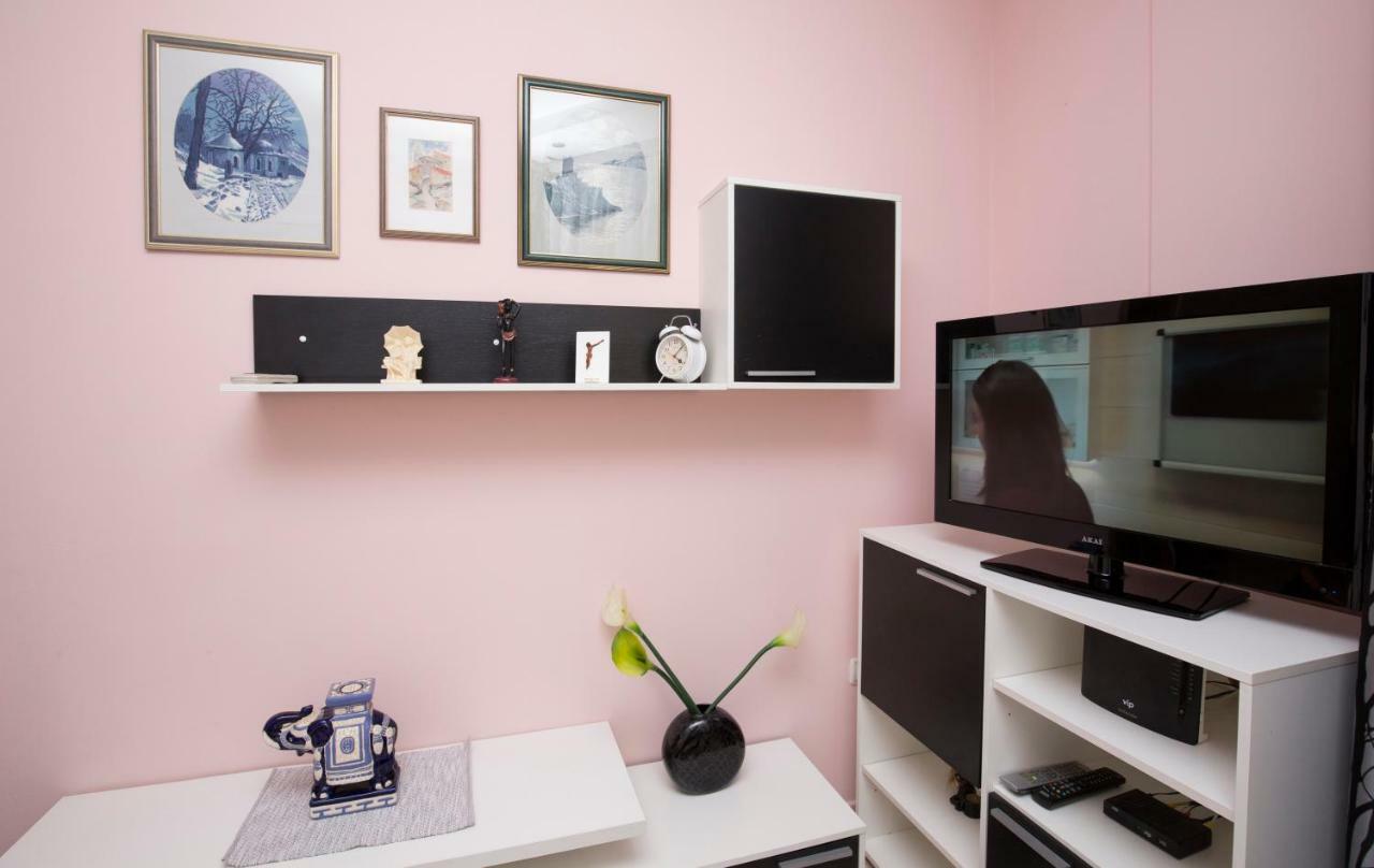 Apartman Roza โอมิช ภายนอก รูปภาพ